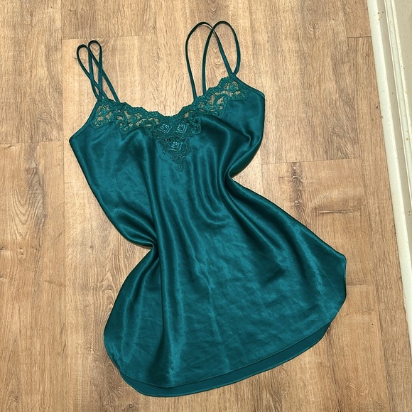 VINTAGE | INNER MOST | Emerald Green Chemise - Picture 3 of 7